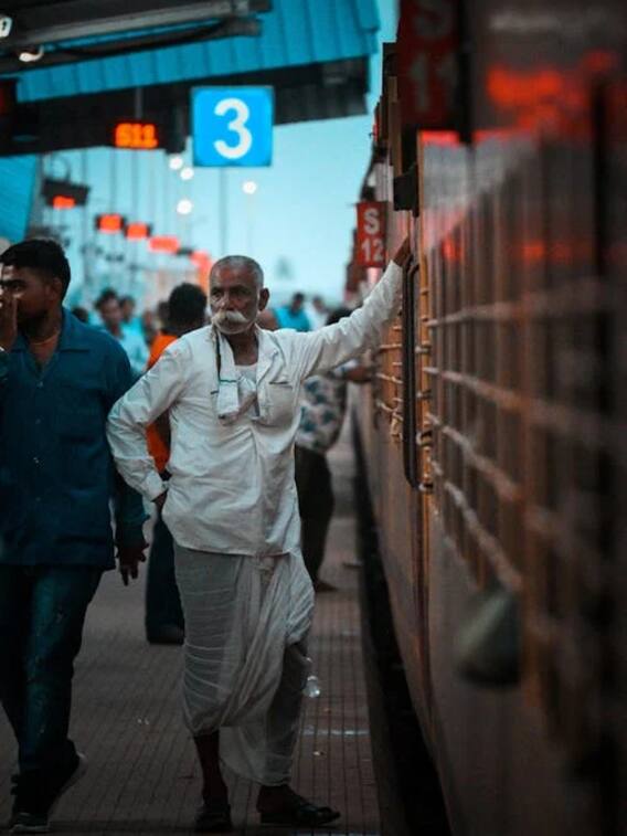 लाल और नीले क्यों होते है ट्रेन के कोच