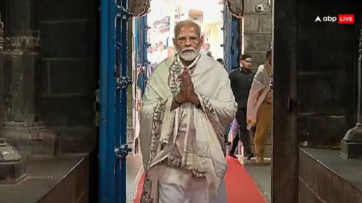 ध्यान पर बैठने से पहले पीएम मोदी ने कन्याकुमारी पहुंचकर भगवती अम्मन मंदिर में पूजा अर्चना की. धोती और सफेद शॉल ओढ़े पीएम मोदी ने मंदिर के गर्भगृह की परिक्रमा की.