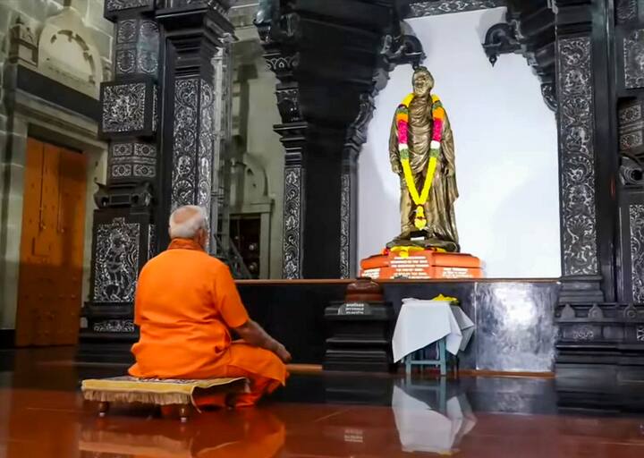 ভারতের মূল ভূখন্ডের দক্ষিণ প্রান্ত -কন্যাকুমারীর সৈকত থেকে প্রায় ৫০০ মিটার দূরে অবস্থিত এই দ্বীপ। এখানেই স্বামী বিবেকানন্দ ১৮৯২ সালে তিন দিন তিন রাত ধ্যানমগ্ন ছিলেন। বর্তমানে শিলার উপর একটি ধ্যানমণ্ডপ নির্মিত হয়েছে।