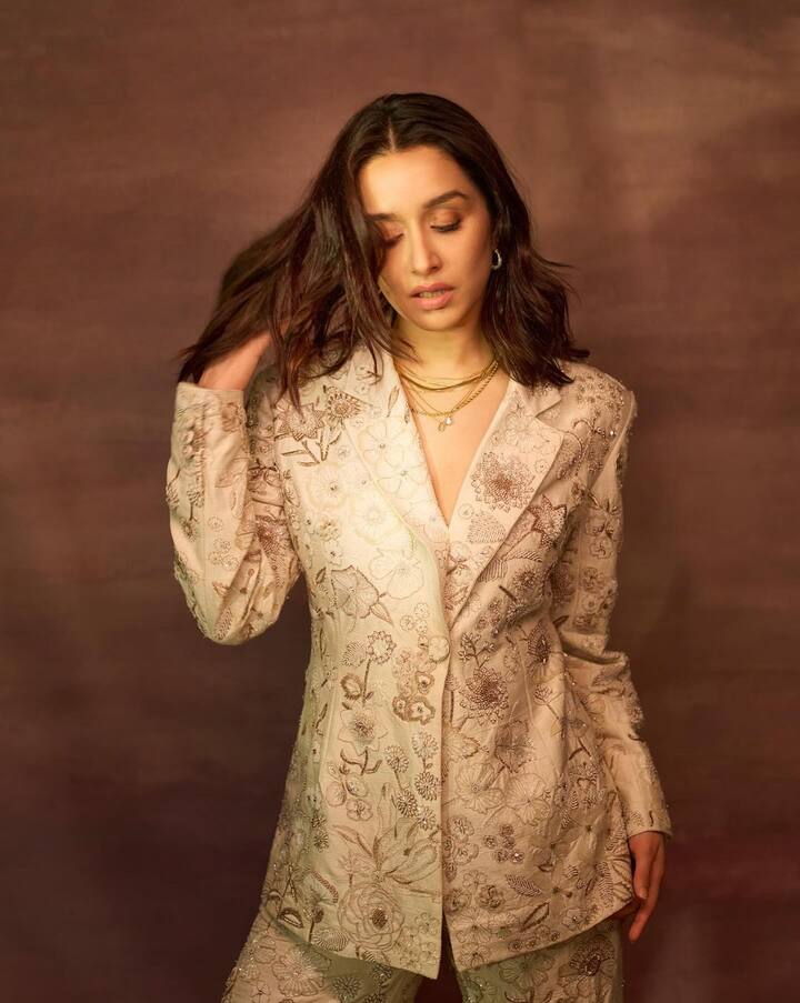 श्रद्धा कपूर ने 2010 में आई फिल्म तीन पत्ती से एक्टिंग में कदम रखा था. लेकिन उनको असली पहचान फिल्म ‘आशिकी 2’ से मिली थी. जिसमें उनकी और आदित्य रॉय कपूर की रोमांटिक जोड़ी ने फैंस का खूब दिल जीता.