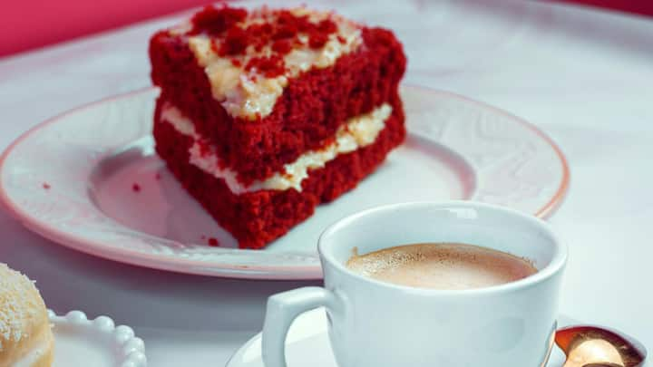 Red Velvet Cake : ரெட் வெல்வெட் கேட் வீட்டிலேயே தயாரிக்கலாம். என்னென்ன பொருட்கள் தேவை, எப்படி செய்ய வேண்டும் உள்ளிட்டவற்றை பற்றி காணலாம்.