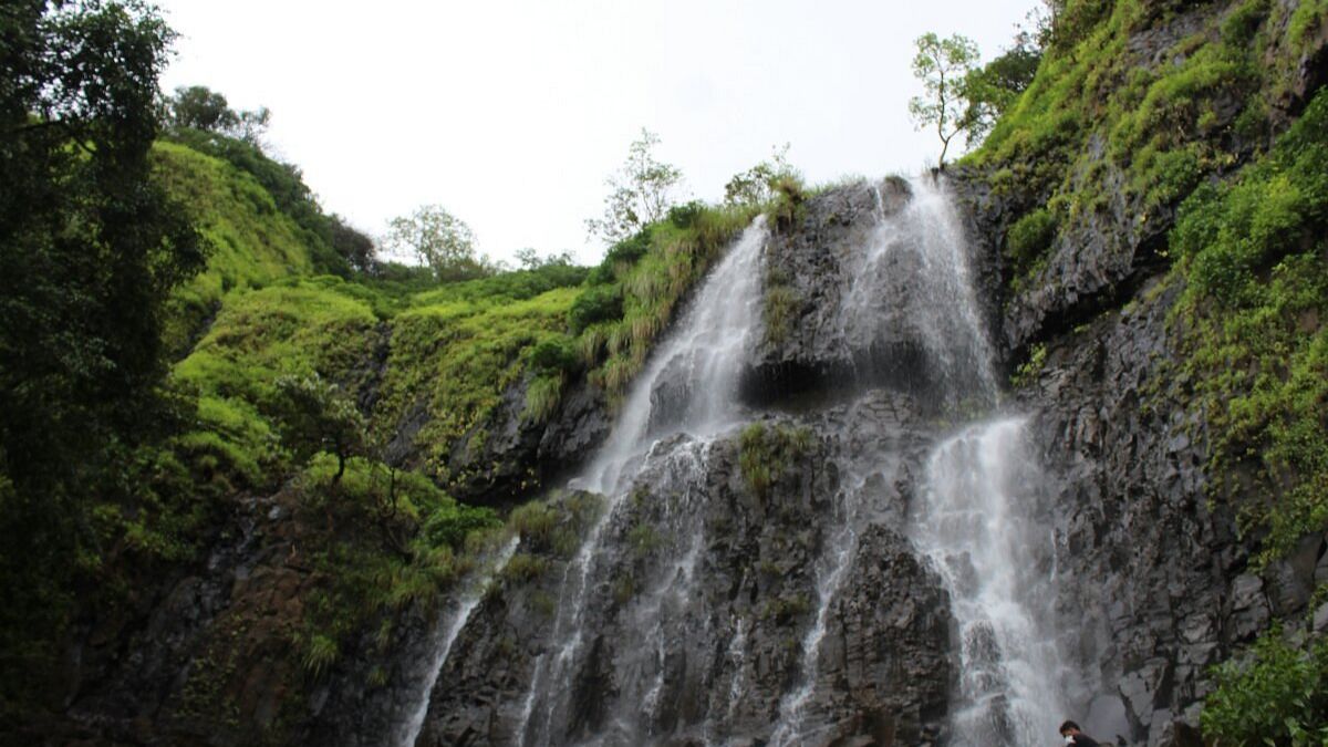 Travel :  मनमोकळं जगाल, निसर्गाशी एकरूप व्हाल! महाराष्ट्राची चेरापुंजी म्हणतात 'या' धबधब्याला, पावसाळ्यात नक्की भेट द्याल