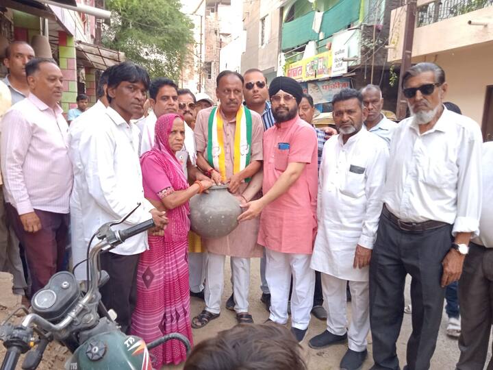 नर्मदा का पानी नलों में तीन-चार दिन तक पानी नहीं आता है और पानी के टैंकर नहीं आ रहे हैं, आते भी है तो सबको पानी नहीं मिलता है. गर्मी के मौसम मे सारे शहर की विभिन्न बस्तियों मोहल्लो में पानी का संकट बना हुआ है.