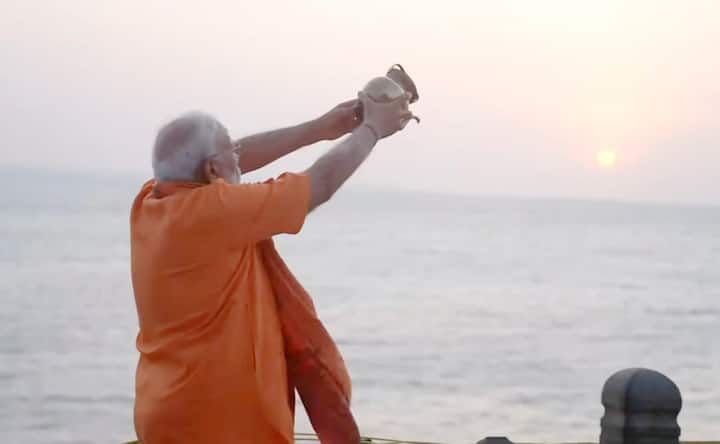 জানা গিয়েছে, এই ৪৫ ঘণ্টা তিনি মৌন থাকবেন। গ্রহণ করবেন না অন্ন। এর আগে জানুয়ারিতে রাম মন্দির উদ্বোধনের আগেও ১১ দিনের উপবাস রেখেছিলেন বলে জানা গিয়েছিল।