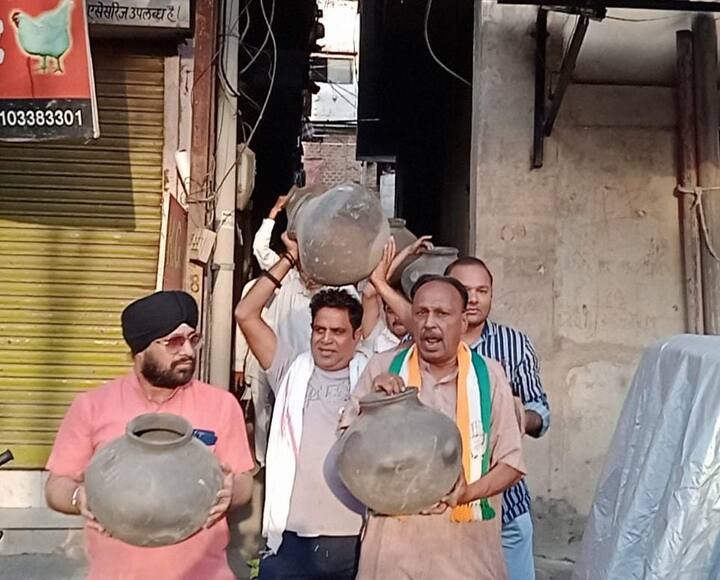 इस दौरान रहवासियों ने बताया कि कई दिनों से पानी नहीं मिल रहा है, बार-बार बिजली चली जाती है अघोषित बिजली कटौती से वे परेशान हैं. बस्ती और मोहल्लों के रहवासी पीने के पानी के लिए तरस रहे हैं.