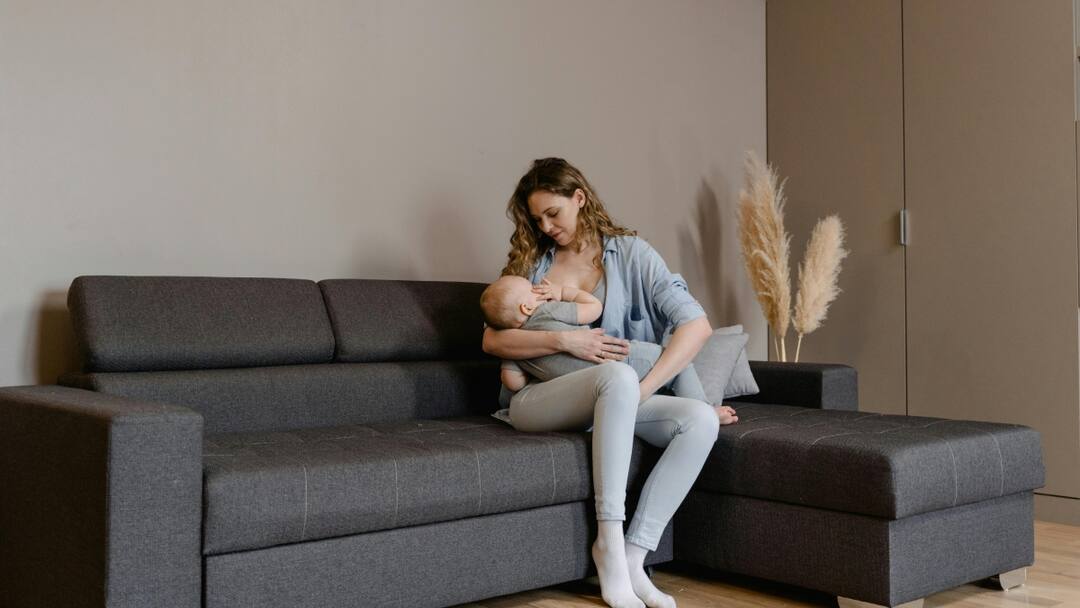 Chennai outlet selling human breast milk at Rs 500 food safety authorities raid seized shop चेन्नई में खुलते ही सीज हुई इंसान के दूध की दुकान, 100 मिली की कीमत थी 500 रुपए