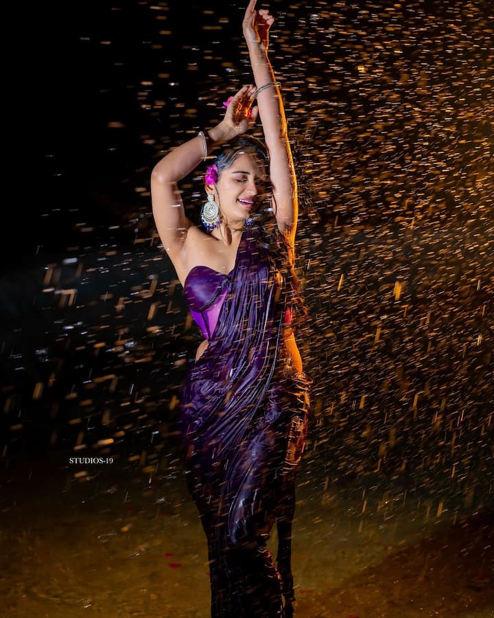 జానకి కలగనలేదు ఫేమ్ ప్రియాంకజైన్ తన లేటెస్ట్ ఫోటోలను ఇన్​స్టాలో షేర్ చేసింది. వర్షంలో తడుస్తూ ఫోటోలకు ఫోజులిచ్చింది.(Images Source : Instagram/Priyanka Jain)