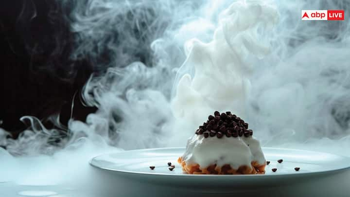 Liquid Nitrogen: आजकल फूड को आकर्षक बनाने के लिए और लोगों का ध्यान एकाग्र करने के लिए नाइट्रोजन लिक्विड का काफी इस्तेमाल किया जाता है, लेकिन क्या आप जानते हैं किन चीजों में नाइट्रोजन लिक्विड होता है.