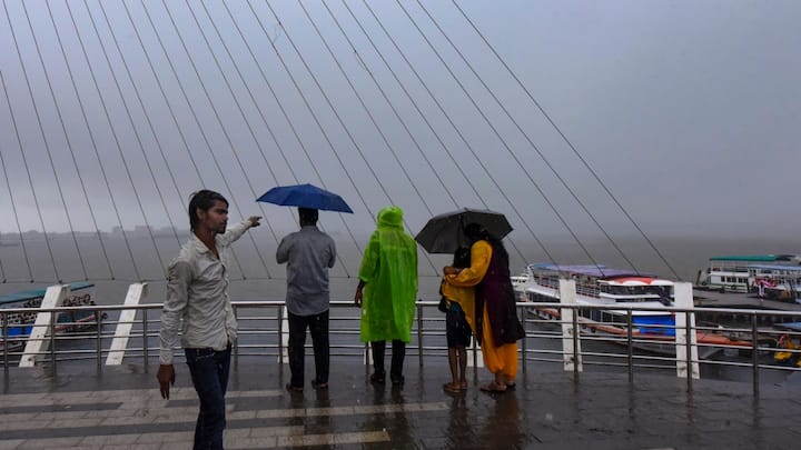 Rain Alert: मानसून की वजह से पूर्वोत्तर के कई राज्यों में अलग-अलग स्थानों पर बारिश हुई है. इस बीच आईएमडी ने कहा कि पूर्वोत्तर में अगले 4-5 दिनों के दौरान भी बहुत भारी वर्षा हो सकती है.