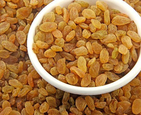 ਕਿਸ਼ਮਿਸ਼ 'ਚ ਕਾਫੀ ਮਾਤਰਾ 'ਚ ਫਾਈਬਰ ਹੁੰਦਾ ਹੈ, ਜੋ ਪੇਟ ਲਈ ਚੰਗਾ ਮੰਨਿਆ ਜਾਂਦਾ ਹੈ ਪਰ ਜੇਕਰ ਇਸ ਦੀ ਜ਼ਿਆਦਾ ਮਾਤਰਾ ਸਰੀਰ 'ਚ ਪਹੁੰਚ ਜਾਵੇ ਤਾਂ ਇਸ ਨਾਲ ਬਦਹਜ਼ਮੀ ਅਤੇ ਪੇਟ ਖਰਾਬ ਹੋ ਸਕਦਾ ਹੈ। ਇਸ ਕਾਰਨ ਉਲਟੀ ਵਰਗੀਆਂ ਸਮੱਸਿਆਵਾਂ ਵੀ ਹੋ ਸਕਦੀਆਂ ਹਨ।