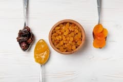 Raisin's Side Effects: किशमिश है पसंद तो ज्यादा खाने से बचें, वरना हो सकती हैं 5 गंभीर बीमारियां