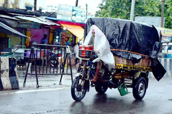 ৩০ থেকে ৪০ কিমি এবং কোথাও কোথাও ৫০ কিলোমিটার বেগে ঝোড়ো হাওয়া বইতে পারে। বীরভূম, পুরুলিয়া এবং পশ্চিম বর্ধমানে বৃষ্টির সম্ভাবনা রয়েছে এই চারদিন।