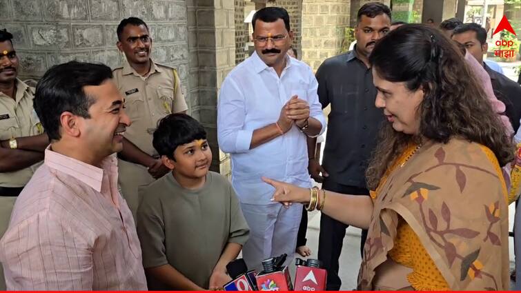 Pankaja Munde and Nitesh Rane families meet at shirdi sai baba mandir visit before lok sabha election marathi  Shirdi : निकालाआधी साईदरबारी बड्या नेत्यांची भेट, राणेंच्या लेकाला पंकजाताईंनी सांगितला किस्सा