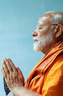 Photos: ભગવા વસ્ત્ર, યોગી જેવી મુદ્રા, ધ્યાનમગ્ન પીએમ મોદીની પ્રથમ તસવીરો આવી સામે