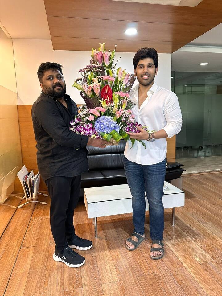 தயாரிப்பாளர் கே.இ. ஞானவேல் ராஜா நடிகர் அல்லு சிரிஷ் பிறந்தநாளை முன்னிட்டு மலர்கொத்து கொடுத்து வாழ்த்து தெரிவித்தார்.