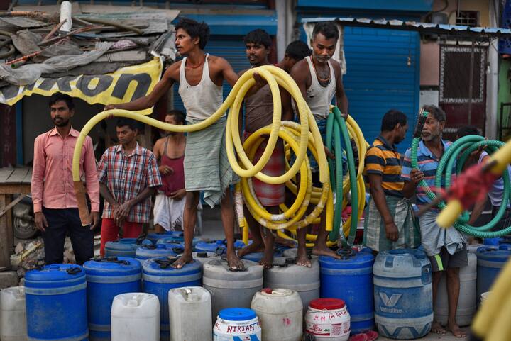 दिल्ली में भीषण गर्मी के चलते पानी की डिमांड काफी बढ़ गई है, जिसने हालात बिगाड़ दिए हैं. पानी के लिए हर तरफ मारामारी है.