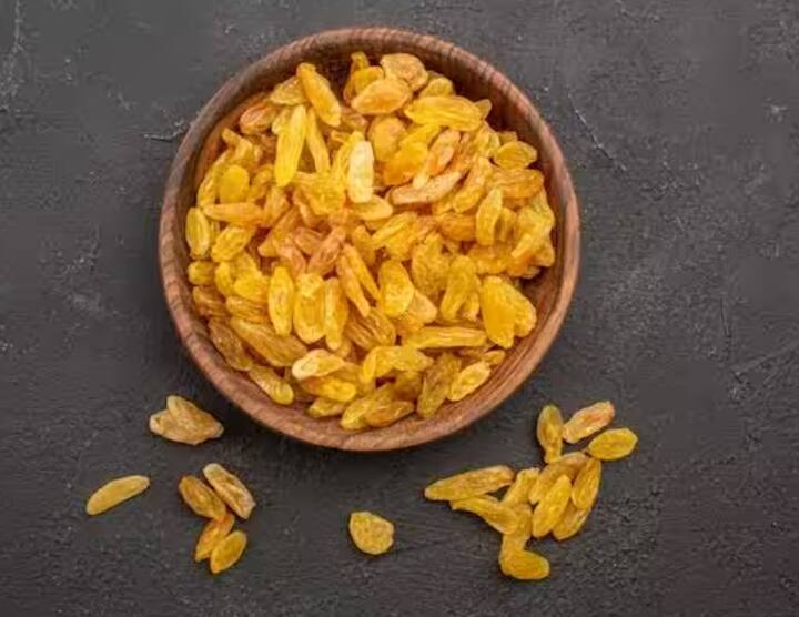 ਬਹੁਤ ਜ਼ਿਆਦਾ ਸੌਗੀ ਖਾਣ ਨਾਲ ਲੀਵਰ ਨੂੰ ਗੰਭੀਰ ਨੁਕਸਾਨ ਹੋ ਸਕਦਾ ਹੈ। ਦਰਅਸਲ, ਕਿਸ਼ਮਿਸ਼ ਵਿਚ ਟ੍ਰਾਈਗਲਿਸਰਾਈਡਸ ਦੀ ਜ਼ਿਆਦਾ ਮਾਤਰਾ ਹੁੰਦੀ ਹੈ, ਜੋ ਨੁਕਸਾਨਦੇਹ ਹੋ ਸਕਦੀ ਹੈ। ਕਈ ਵਾਰ ਕਿਸ਼ਮਿਸ਼ ਖਾਣ ਨਾਲ ਸ਼ੂਗਰ ਅਤੇ ਫੈਟੀ ਲਿਵਰ ਵਰਗੀਆਂ ਸਮੱਸਿਆਵਾਂ ਵੀ ਹੋ ਸਕਦੀਆਂ ਹਨ।