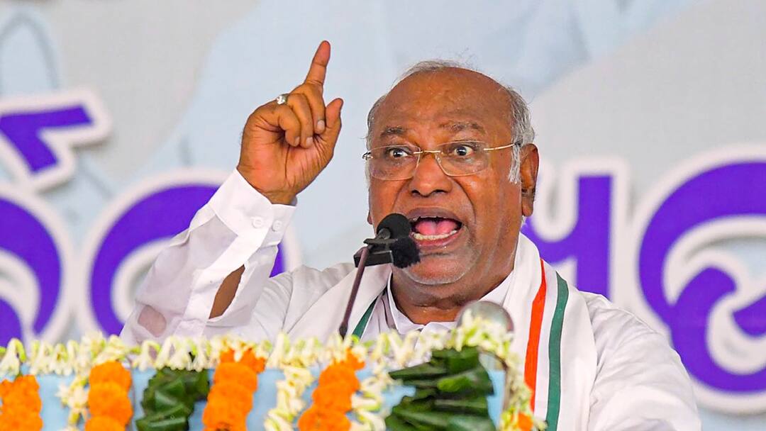 Mallikarjun Kharge Predict Congress Win in Telangana Karnataka Kerala Tamil Nadu BJP NDA Loose PM Modi यूपी और राजस्थान के रिजल्ट को लेकर खरगे ने कर दी भविष्यवाणी, साउथ पर कर दिया बड़ा दावा