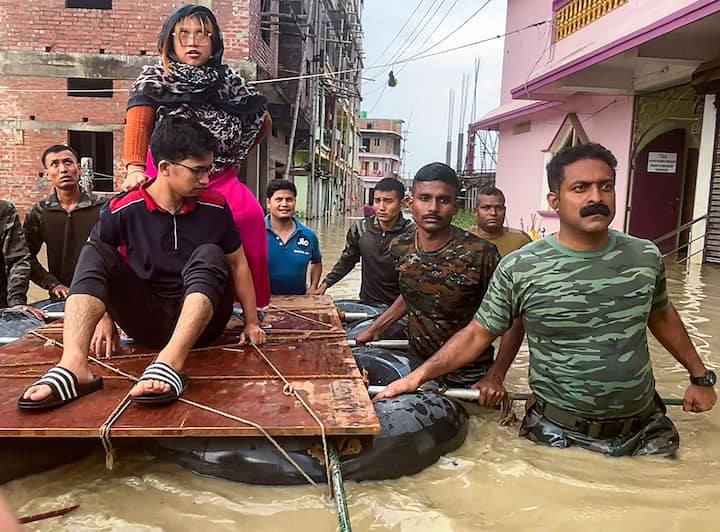 इंफाल में चक्रवात 'रेमल' के बाद बाढ़ प्रभावित क्षेत्र में बचाव और राहत कार्य के दौरान सुरक्षाकर्मी। (स्रोत: पीटीआई)