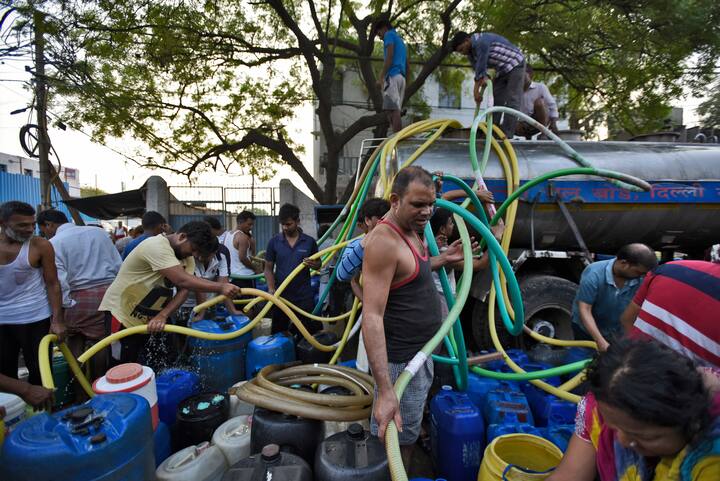 दिल्ली सरकार की तरफ से पड़ोसी राज्यों से पानी की डिमांड की जा रही है, इसी बीच पानी बर्बाद करने वालों के खिलाफ भी एक्शन शुरू हो गया है.