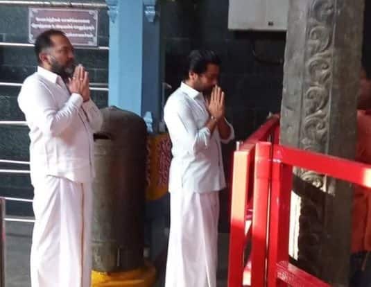 கார்த்திக் சுப்புராஜ் இயக்கத்தில் நடிகர் சூர்யா நடிக்க இருக்கும் சூர்யா 44 படத்தின் படப்பிடிப்பு தொடங்க உள்ள நிலையில் சென்னையில் உள்ள காளிகாம்பாள் கோவிலில் சுவாமி தரிசனம் செய்தார் நடிகர் சூர்யா.