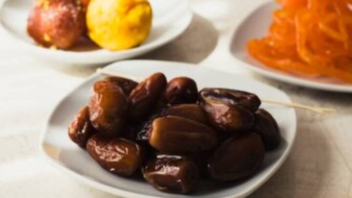 खजूर में नैचुरल शुगर होता है जिसे खाने से शरीर को एनर्जी मिलती है. नारियल तेल में मीडियम-चेन ट्राइग्लिसराइड्स (MCTs) होता है. दोनों को मिलाकर खाने से पूरा दिन एनर्जेटिक महसूस होता है.