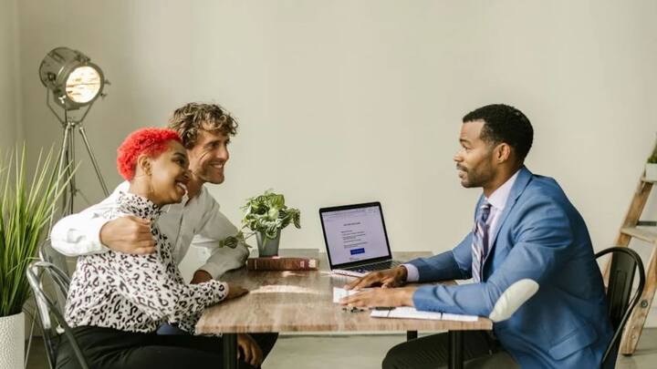 अक्सर लोगों के मन में यह सवाल आता है कि किस उम्र में हेल्थ इंश्योरेंस लेना सही रहता है. जिससे आपको ज्यादा से ज्यादा लाभ मिल सके.