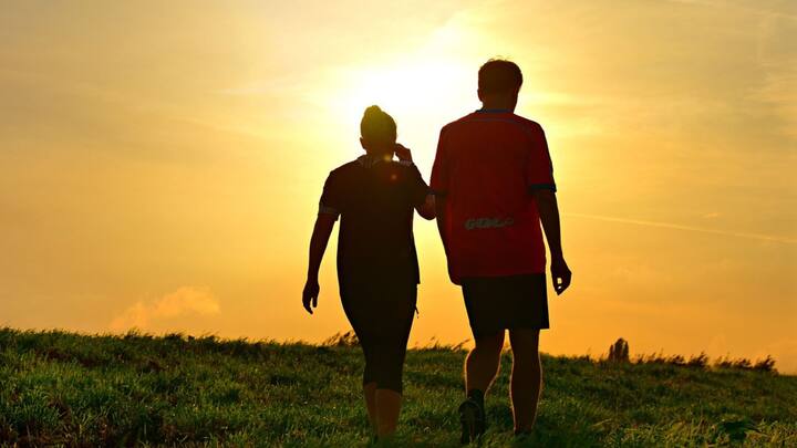 একান্তই যদি ধূমপান না করা ছাড়তে পারেন তাহলে যোগাযোগ করুন চিকিৎসকের সঙ্গে। তাঁর পরামর্শে আস্তে আস্তে এই মারণ নেশা থেকে নিজেকে সরিয়ে আনতে অনেকটাই সুবিধা হবে।(ছবি সৌজন্য-পিক্সাবে)