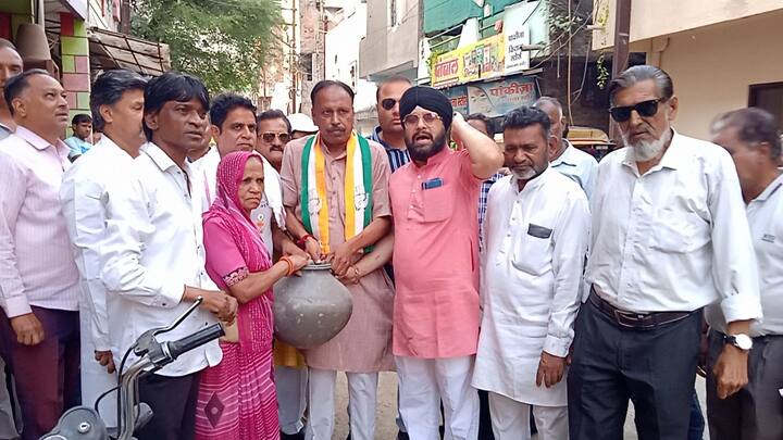 एक-एक परिवार को दो-दो बाल्टी पानी ही टैंकरों से मिल पा रहा है और लड़ाई झगड़ा अलग आपस में हो रहे हैं. शहर में पानी की किल्लत बनती जा रही है, नर्मदा सप्लाई प्रॉपर तरीके से नहीं हो रहा है, टंकीया भी अपनी क्षमता से कम भरी जा रही है, जिसके कारण लोगों को पूरा पानी नहीं मिल रहा है और जल संकट का सामना करना पड़ रहा है.