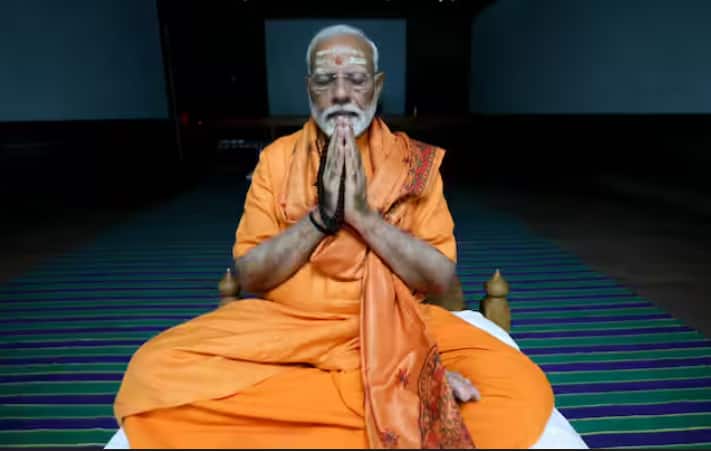 ਪੀਐਮ ਮੋਦੀ ਵਿਵੇਕਾਨੰਦ ਰਾਕ ਮੈਮੋਰੀਅਲ 'ਚ ਧਿਆਨ ਕਰਦੇ ਹੋਏ ਜੋਗੀਆਂ ਦੀ ਸਥਿਤੀ ਵਿੱਚ ਨਜ਼ਰ ਆ ਰਹੇ ਹਨ।