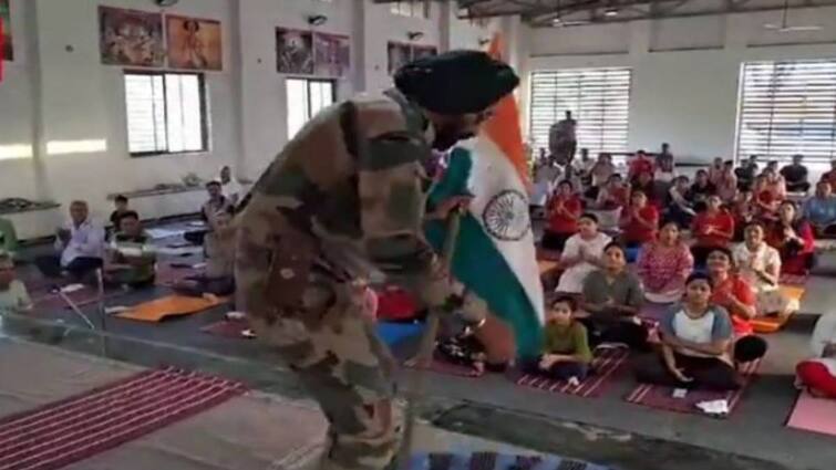 mp indore retired soldier died while giving patriotic performance in yoga camp Viral Video: జాతీయ జెండాతో డ్యాన్స్ చేస్తూ గుండెపోటు, ఏం జరిగిందో తెలిసేలోపే మాజీ సైనికుడు మృతి