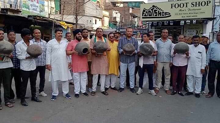 आम जनता ने खाली बर्तन दिखाएं और आम जनता ने कांग्रेसजनों को इस दौरान खाली मटके देकर नगर निगम को जमकर कोसा, लोगों ने कहा कि चुनाव के समय बीजेपी के नेता वोट ले लेते हैं और चुनाव बाद गायब हो जाते हैं हम बूंद-बूंद पानी के लिए तरस रहे हैं.