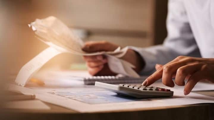 ২০২৩-২৪ অর্থবর্ষের জন্য আয়কর জমা দেওয়ার কাজকর্ম এখন থেকেই শুরু হয়ে গিয়েছে। আগামী ৩১ জুলাইয়ের মধ্যেই এই আয়কর জমা করে দিতে হবে সকল করদাতা নাগরিককে। ছবি- ফ্রিপিক