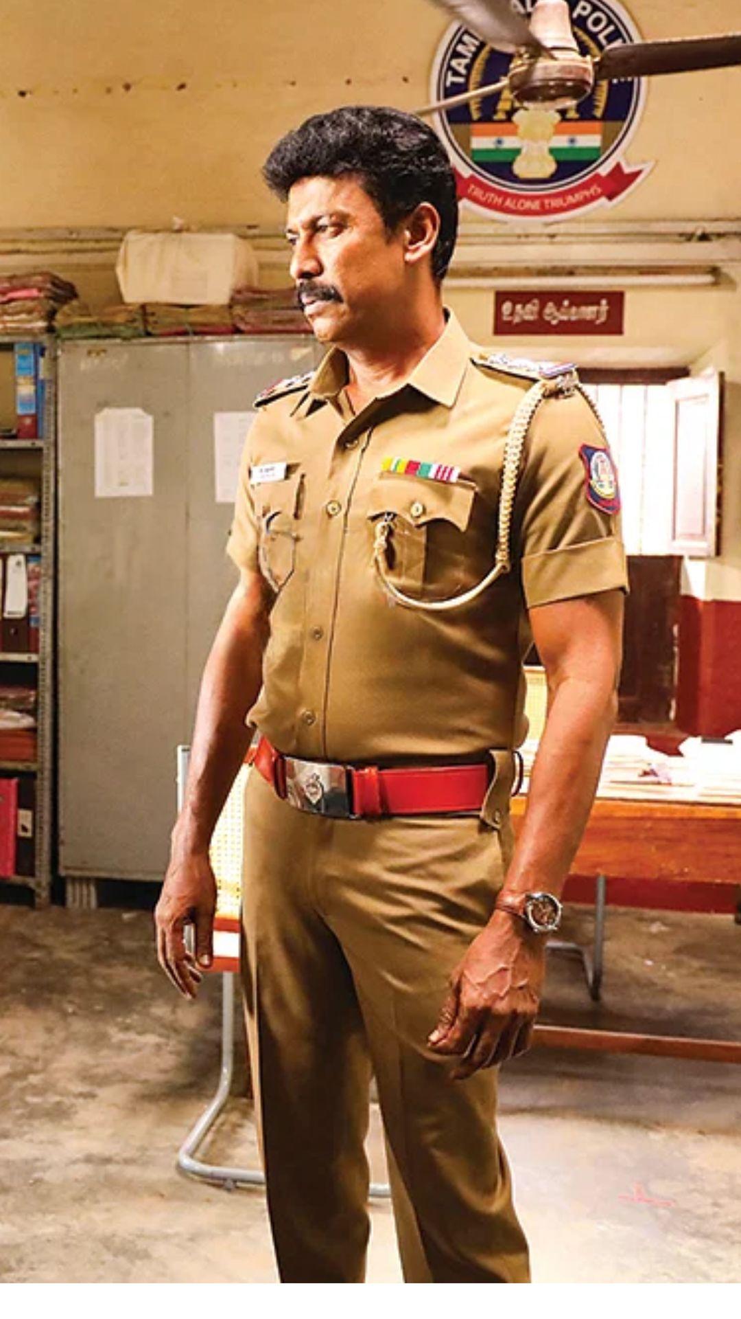தொழில் ரீதியாக அமைச்சராக நடித்துள்ள இயக்குநர் ஆர்.வி உதயகுமார் மூலம் பிரச்சினை ஏற்படுகிறது