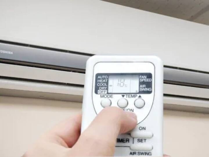 ਜ਼ਿਆਦਾ ਦੇਰ ਤੱਕ AC ਵਿੱਚ ਰਹਿਣ ਨਾਲ ਨੱਕ, ਗਲੇ ਅਤੇ ਅੱਖਾਂ ਵਿੱਚ ਗੰਭੀਰ ਸਮੱਸਿਆ ਹੋ ਸਕਦੀ ਹੈ। ਨੱਕ ਦੇ ਅੰਦਰ ਸੋਜ ਦੀ ਸਮੱਸਿਆ ਸ਼ੁਰੂ ਹੋ ਜਾਂਦੀ ਹੈ। ਇਹ ਵਾਇਰਲ ਇਨਫੈਕਸ਼ਨ ਦਾ ਕਾਰਨ ਬਣਦਾ ਹੈ।