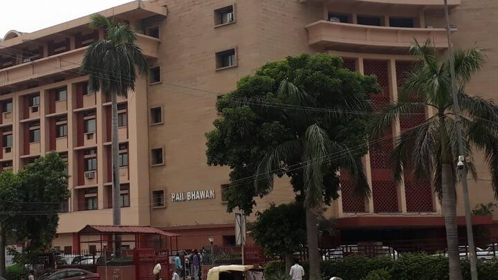 बता दें फिलहाल नई दिल्ली रेलवे स्टेशन के री डेवलपमेंट का काम स्टार्ट नहीं हुआ है. हाल ही में रेल मंत्रालय द्वारा इसको लेकर जानकारी दी गई थी. जब यह काम शुरू होगा इस बारे में सूचना जारी कर दी जाएगी.