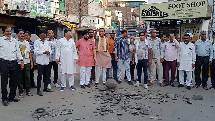 आम जनता पानी के लिए परेशान होकर पानी के लिए तरस रही है और पानी का संकट बना हुआ है. नगर निगम पानी के टैंकर कम संख्या में चला रही हैं ज्यादा जनसंख्या के हिसाब से टैंकर के माध्यम से भी आप नागरिकों की आवश्यकता की पूर्ति नहीं हो पा रही है.