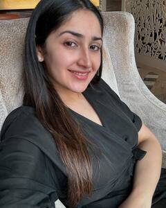 Sayyeshaa Photos : துபாயில் பொழுதை கழித்து வரும் கடைக்குட்டி சிங்கம் கண்ணுக்கினியாள்!