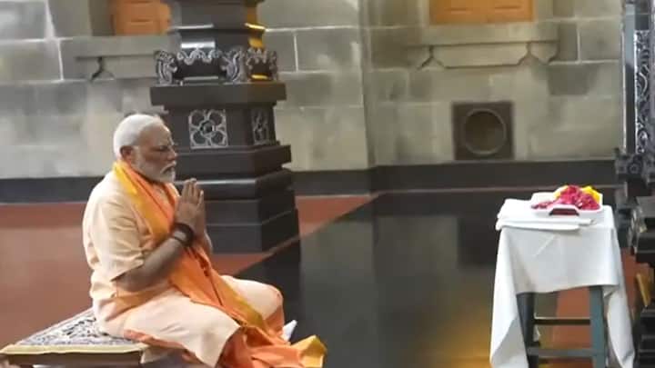 प्रधानमंत्री ने सूर्य अर्घ्य दिया और सूर्य भगवान को नमन किया. इसके बाद उन्होंने भीतर जाकर पूजा-अर्चना भी की. इस तस्वीर में उन्हें मूर्ति के आगे हाथ जोड़े हुए देखा जा सकता है.