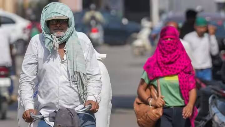 ઝારખંડમાં ગરમી અને હીટવેવને કારણે બે દિવસમાં 28 લોકોએ જીવ ગુમાવ્યા છે. હીટવેવના કારણે સૌથી વધુ તબાહી પલામુમાં જોવા મળી હતી, જ્યાં 8 લોકોના મોત થયા હતા. આ સિવાય ચતરામાં 5 લોકોના મોત થયા છે, સરાઈકેલા અને પૂર્વ સિંઘભૂમમાં 3-3, ગિરિડીહ, જમશેદપુર, ધનબાદ અને હજારીબાગમાં 2-2 અને બોકારોમાં એક વ્યક્તિનું મોત થયું છે.
