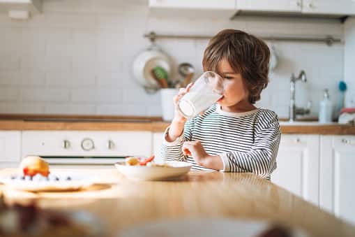 Milk: In addition to being high in protein, milk also contains important minerals like calcium and vitamin D. About eight grams of protein are included in one cup of milk. Depending on what your child needs nutritionally, choose whole or low-fat milk. (Image Source: Getty)