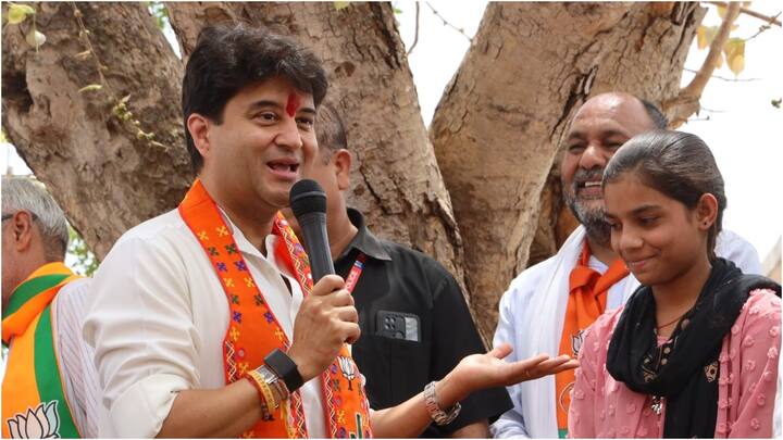 राज्य की गुना सीट से एकबार फिर केंद्रीय मंत्री ज्योतिरादित्य सिंधिया मैदान में उतरे हैं. पिछले चुनाव में उन्होंने कांग्रेस के टिकट से चुनाव लड़ा था. इस बार बीजेपी के टिकट से अपनी परंपरागत सीट बचाने का प्रयास कर रहे हैं.