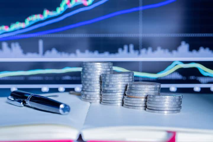 Dividend Stock: हम आपको कुछ ऐसी कंपनियों के बारे में बता रहे हैं, जिन्होंने निवेशकों के लिए डिविडेंड का ऐलान किया है. आइए जानते हैं इस बारे में.