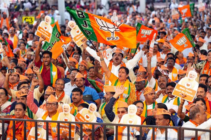 Jan Ki Baat के एग्जिट पोल के मुताबिक, एनडीए के खाते में 362 से 392, इंडिया गठबंधन को 141-161 सीटें और अन्य के खाते में 10 से 20 सीटें मिल रही हैं.
