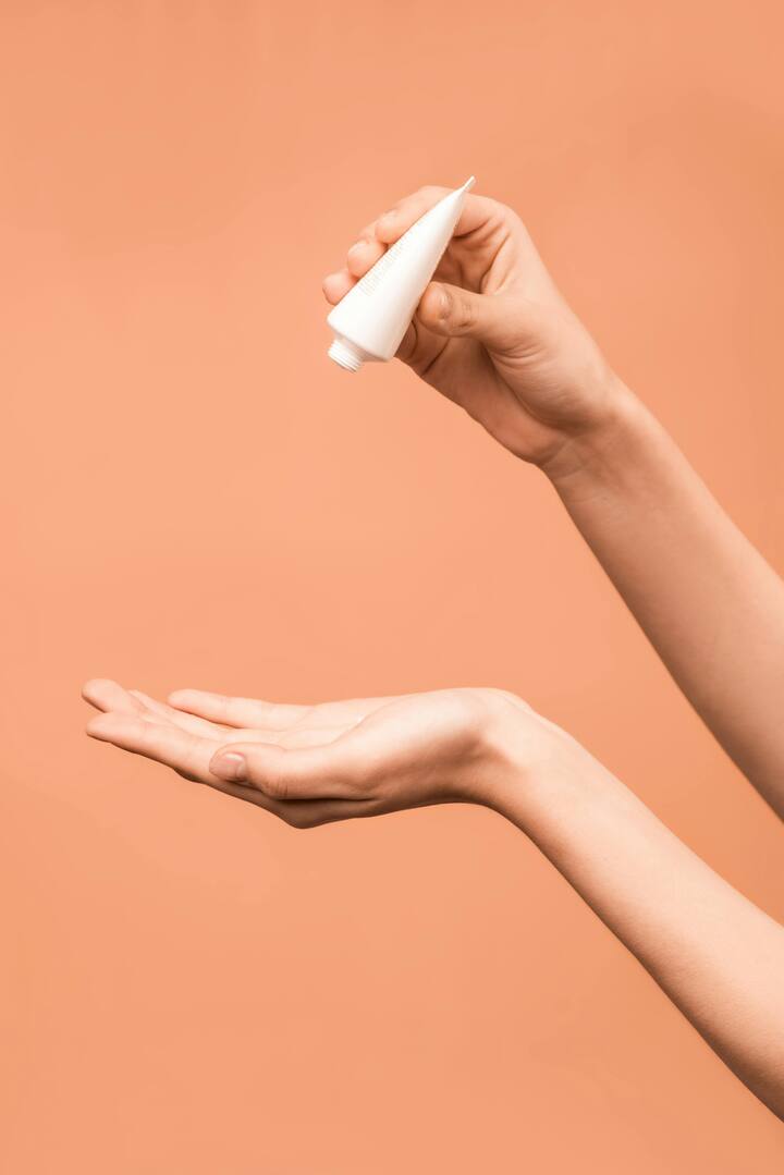 बदामाच्या तेलाचा वापर : या व्यतिरिक्त तुम्ही खडबडीत हात बरे करण्यासाठी बदामाच्या तेलाचा वापर करू शकता. हे केसांसोबतच त्वचेसाठीही खूप फायदेशीर मानले जाते.[Photo Credit : Pexel.com]