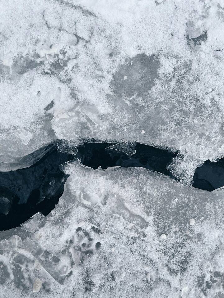 हालांकि कई बार ये ट्रिक भी काम नहीं करती, ऐसे स्थिति में लोग जब नलों में पानी जम जाता है तो उनपर गर्म उखलता हुआ पानी डाल देते हैं, जिसके बाद वो आसानी से चलने लगते हैं.