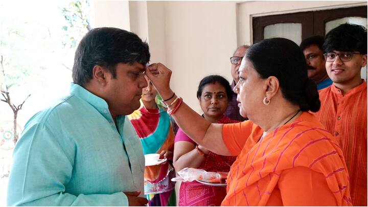 तीन बार के सांसद दुष्यंत सिंह ने झालावाड़-बारां सीट से चौथी बार चुनाव लड़ा है, जबकि वैभव गहलोत को कांग्रेस ने इस बार जालौर से चुनावी अखाड़े में उतारा है.