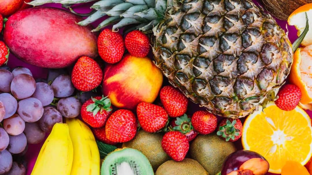 which fruits should not be eaten on an empty stomach गर्मी में फल खाकर करते हैं सुबह की शुरुआत तो आज से बंद कर दें क्योंकि पेट के लिए है नुकसानदायक