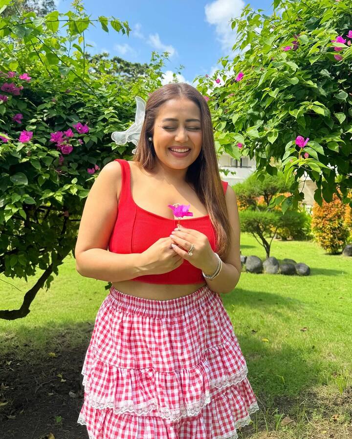 નેહા પોતાની ગીતો ઉપરાંત તેના લુકને કારણે પણ ચર્ચામાં રહે છે.