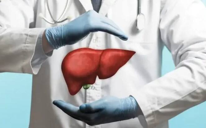 લીવર યોગ્ય રીતે કામ ન કરવાના કારણે પેટમાં પ્રવાહી જમા થવા લાગે છે. આ કારણે તમને પેટમાં દુખાવો થાય છે. જ્યારે આ પદાર્થ વધુ માત્રામાં એકઠું થવા લાગે છે, ત્યારે તેના કારણે પગ અને પગની ઘૂંટીઓમાં સોજો અને દુખાવો થાય છે. ચોક્કસપણે ડૉક્ટરનો સંપર્ક કરો.